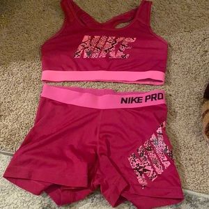 Nike pro set: SOLD VIA CURTSY